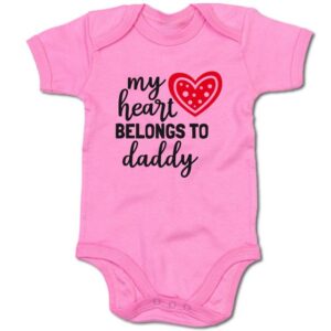 G-graphics Kurzarmbody Baby Body - My Heart belongs to Daddy mit Spruch / Sprüche • Babykleidung • Geschenk zum Vatertag / zur Geburt / Taufe / Babyshower / Babyparty • Strampler