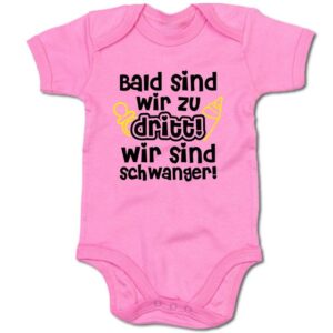 G-graphics Kurzarmbody Baby Body - Bald sind wir zu dritt! Wir sind schwanger! mit Spruch / Sprüche • Babykleidung • Geschenk für den Papa „to be“ oder die werdenden Großeltern • Strampler