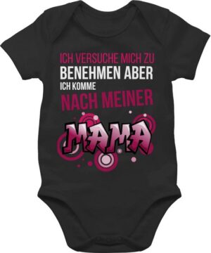 Shirtracer Shirtbody Ich versuche mich zu benehmen aber ich komme nach meiner Mama Graffiti Sprüche Baby