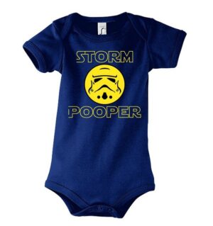 Youth Designz Kurzarmbody Storm Pooper Trooper Baby Body Kurzarm Strampler mit lustigem Spruch & Logo Print